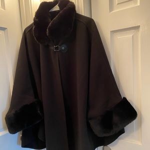 Beautiful black cape with faux fur collar and sleeve’s excellent quality